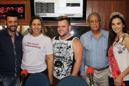 Os organizadores João Iani, Lu Alexandre, Samuel Caires com o radialista João Moreira filho e a Miss Monte Alto, Jhenifer Tricozzo.