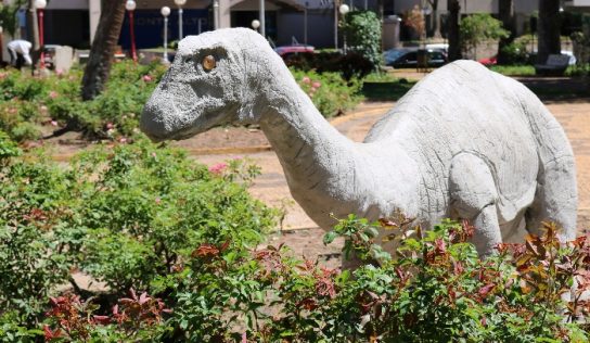 Praças de Monte Alto ganham réplicas de dinossauros