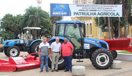 Prefeitura expõe novos tratores que serão utilizados na Agricultura Familiar em Monte Alto