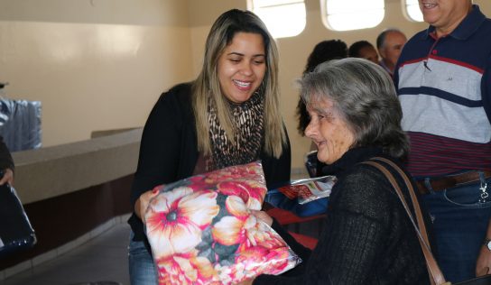 Fundo Social distribui cobertores da Campanha do Agasalho