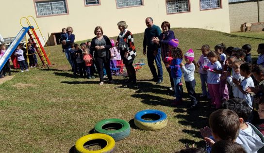Crianças da EMEB Maria de Lourdes Bizelli Ulian ganham novo playground