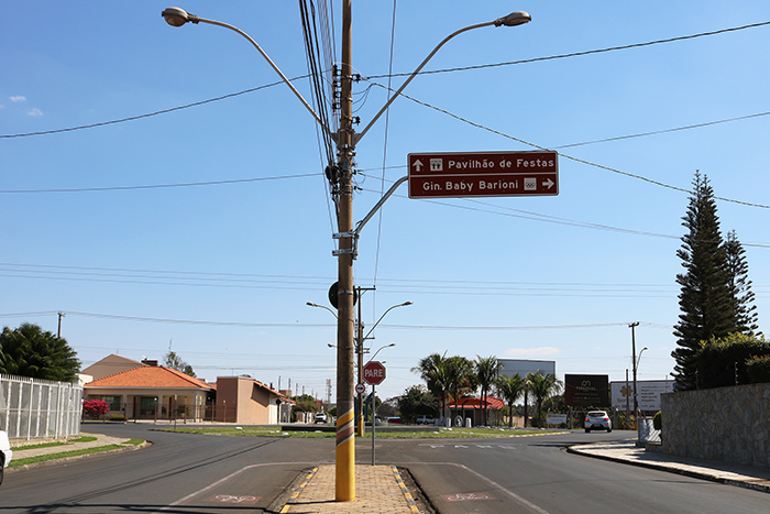 Sinalização já foi instalada na Avenida Marechal Deodoro da Fonseca, em frente à praça e próximo da rotatória.