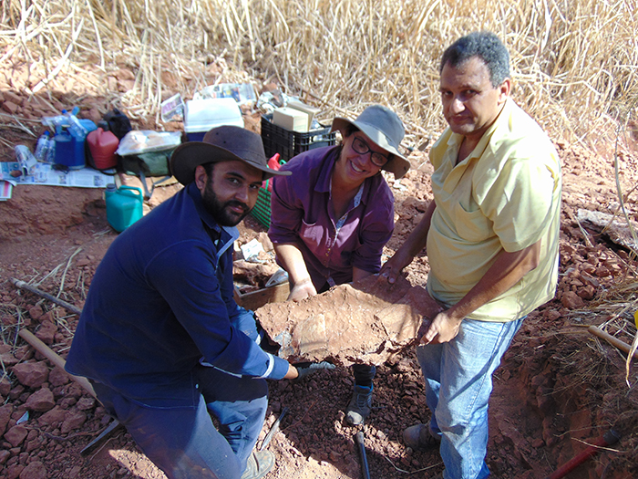 José Augusto, Sandra e Cledinei com bloco de rocha contendo fosseis