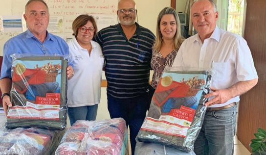 Fundo Social entrega cobertores a entidades do município