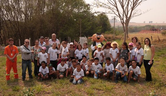 Plantio de árvores leva alunos da EMEB “Lourdes Siqueira” ao Distrito Industrial