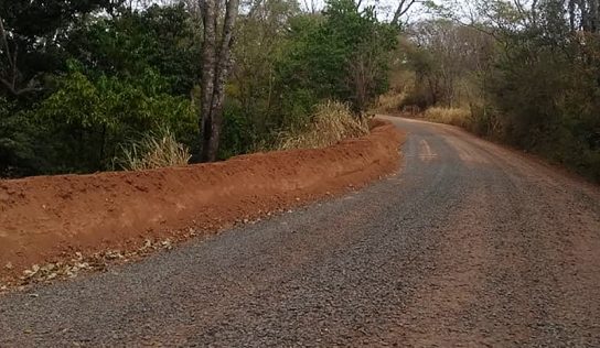 Estrada do bairro rural Santo Antônio recebe melhorias