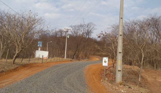 Prefeitura conclui melhorias em estrada no bairro Água Limpa