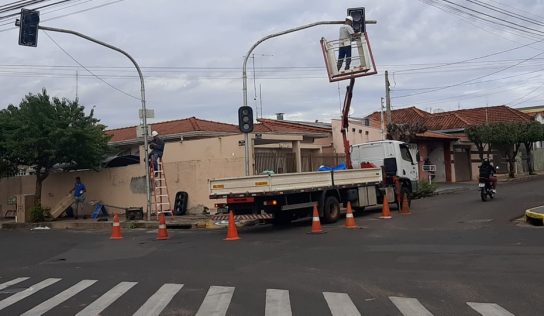 Prefeitura instalava novo semáforo