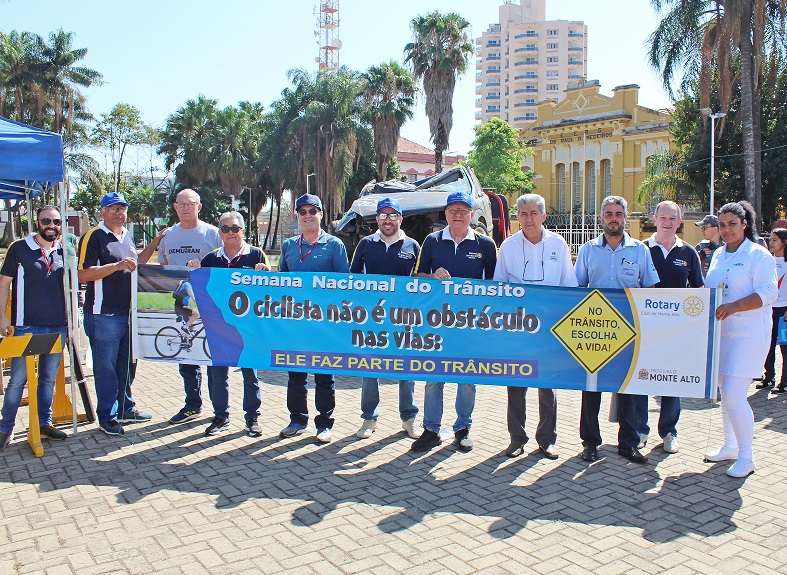 Demutran e Rotary Club fazem alerta sobre trânsito consciente